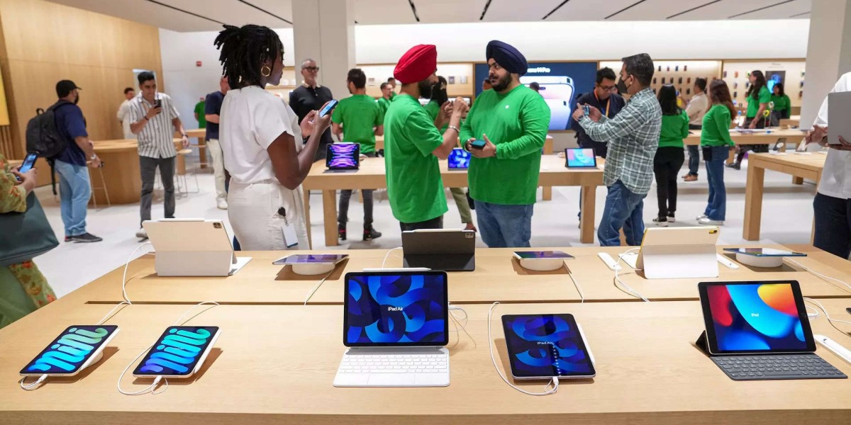 A Sneak Peek Ifuture Apple Product Store in Delhi